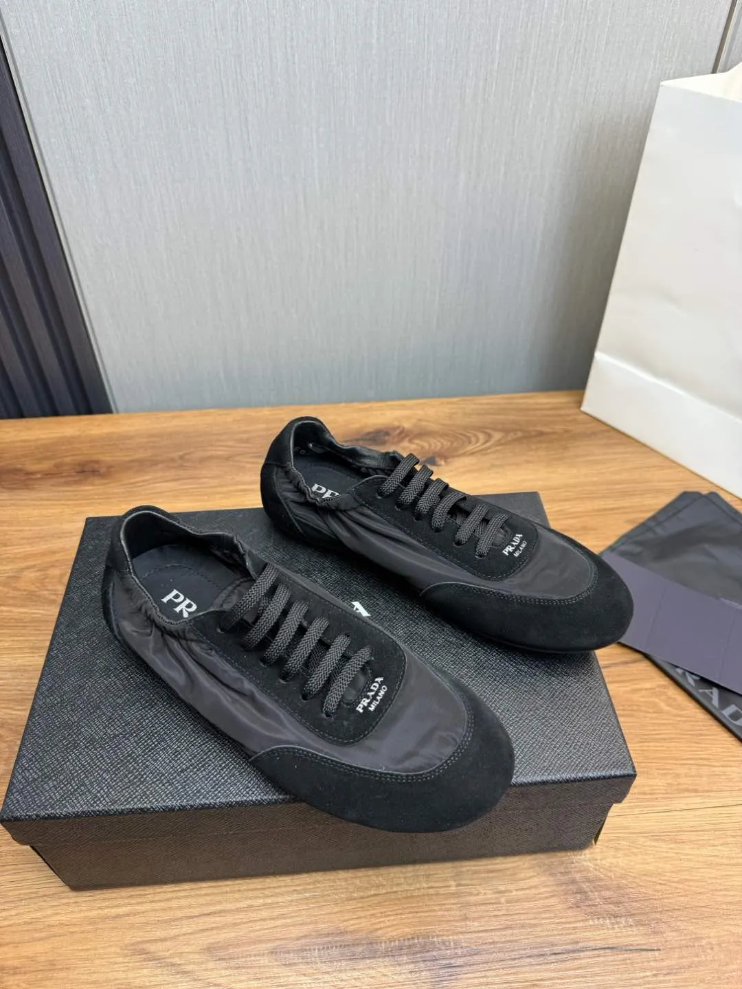 Men's shoes 💰600💰 PRADA 2025 Early Spring Collapse New Couple Style Sports Shoes Moral Training Shoes The name Collapse comes from the fact that it can be easily put on and taken off with bare hands. The light and comfortable features make it more relaxed and casual. The side elastic design can be worn twice! Super comfortable catwalk sneakers, as light and thin as ballet slippers, as comfortable as sneakers, comfortable and super light on the feet. Fabric: nubuck leather spliced ​​with nylon cloth. Silk cowhide foot pads. Size: Women's code 35/40 Men's code 39/45